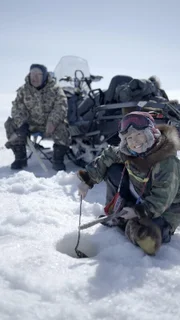 Asher Ulroan beim Eisfischen mit seinen Großeltern. (National Geographic/Matt Kynoch)