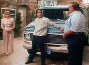 Tony (Tony Danza, M.) kann sich nicht von seinem geliebten Lieferwagen trennen. Ein interessierter Käufer, den Angela (Judith Light, l.) bestellt hat, muss ohne den Wagen wieder gehen.