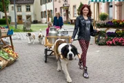 Jessie (Clara Halouska) kommt mit Oswald und den Hundewelpen Groggy, Gandalf, Gala, Gulliver und Greg auf den Marktplatz.