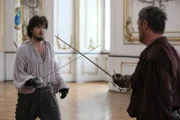 Athos (Tom Burke, l.); Herzog von Savoyen (Vincent Regan, r.)