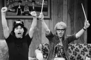 (l-r) Mike Myers als Wayne Campbell und Dana Carvey als Garth Algar während des SNL-Sketches "Wayne's World" am 23. März 1991. (Credit: Alan Singer/NBCU Photo Bank/NBCUniversal via Getty Images via Getty Images)