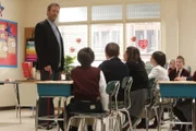 House (Hugh Laurie, li.) nimmt an einem Berufsinfo-Tag in einer Schule teil, um den Schülern den Alltag eines Arztes zu schildern. Dabei tischt er den Kindern eine Fantasiegeschichte nach der anderen auf.