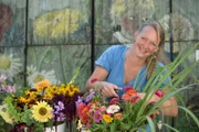 Anna Pröbstle bei der Slow-Flower-Floristik mit ihren Bio-Schnittblumen vom eigenen Schnittblumenfeld.