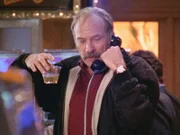 Captain Stottlemeyer (Ted Levine, l.) ist in Las Vegas, um einen Junggesellenabschied zu feiern. Mitten in der Nacht ruft er sturzbetrunken Monk an, weil er davon überzeugt ist, einem Casinobesitzer einen geschickt getarnten Unfall als Mordkomplott nachweisen zu können...