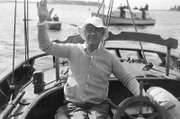 Franklin D. Roosevelt auf einem Boot vor Campobello Island, Kanada: Seit einer vermeintlichen Kinderlähmung war Roosevelt weitgehend auf die Benutzung eines Rollstuhls angewiesen.