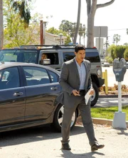 Eric (Adam Rodriguez) wird von Calleigh beobachtet, als er mit einem Briefumschlag in der Hand an einem Jachthafen aus seinem Auto aussteigt. Ihr kommt ein schrecklicher Verdacht: Ist Eric der Verräter, der als Spitzel das CSI-Team unterwandert?