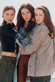 Prue (Shannen Doherty, M.), Phoebe (Alyssa Milano, l.) und Piper (Holly Marie Combs, r.) nehmen den Kampf gegen den Wächter der Dunkelheit gemeinsam auf.