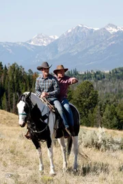Phil (Ty Burrell, l.) möchte den Urlaub auf einer Abenteuer-Ranch dazu nutzen, um seinem Schwiegervater Jay (Ed O'Neill) zu zeigen, dass er ein starker Mann ist, den Jay zu respektieren hat.