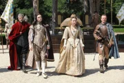 (v.l.n.r.) Kardinal Richelieu (Peter Capaldi); King Louis (Ryan Gage); Queen Anne (Alexandra Dowling); Captain Treville (Hugo Speer)