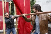 Semir (Erdogan Atalay, l.) und Ben (Tom Beck) jagen den flüchtigen Gangstern hinterher und stellen sich gegenseitig.