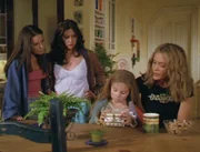 Die kleine Kate (Rachel David, 2.v.r.) hütet in ihrem Kästchen ein großes Geheimnis. Piper (Holly Marie Combs, l.), Prue (Shannen Doherty, 2.v.l.) und Phoebe (Alyssa Milano, r.) bezweifeln, dass sich in dem Kästchen eine Fee befindet.