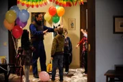 Mike (Harry Blank) feiert mit den Kindern bei Kendras Party mit.