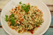 Ob Couscous als Hauptgericht oder als Salat, Alex zeigt den Koch-Kids eine leckere Variante.