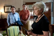 Brunetti (Uwe Kockisch, links) und Vianello (Karl Fischer) befragen Signora Fontana (Nicole Heesters) über die Gewohnheiten ihres ermordeten Sohnes.