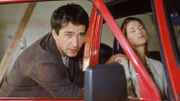 Thomas Merk (Andreas Elsholz) will mit Nina v. Stahl (Catherine Oborny) im Auto flüchten.