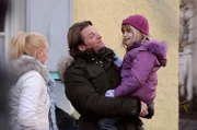 Sebastian freut sich, seine Tochter zu sehen. Von links: Nicole Götz (Julia Küllinger), Sebastian Wildner (Herbert Ulrich) und Valentina Götz (Lilly Reulein).