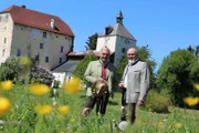 Bertl Göttl und Rudolf Graf Logothetti (rechts) vor Schloss Triebenbach  bei Laufen, Bayern