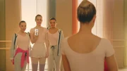 Thea (Hannah Dodd, Hintergrund M.) und ihre Freundinnen Bree (Chloé Fox. Hintergrund l.) und Kennedy (Caitlin Rose Lacey, Hintergrund r.) zeigen Lena (Jessica Lord, v. h.), dass die Bloggerin LavD sie persönlich in der Pariser Ballettschule besuchen will.
