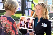 Julie Finlay (Elisabeth Shue, r.) befragt Brooke Cassidy (Chelsea Kane) und zeigt ihr ein Bild, das zeigt, wie diese mit dem späteren Opfer streitet.