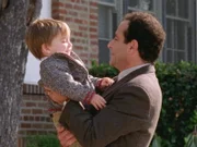 Monk (Tony Shalhoub, r.) hat den kleinen Tommy (Preston/Trevor Shores) in sein Herz geschlossen. Doch er muss erkennen, dass es ihm unmöglich ist, das Waisenkind dauerhaft bei sich auf zu nehmen.
