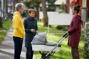 Vicky Adam (Katja Danowski 2.v.l.) bringt Torsten Hahn (Jörn Knebel, l.) zu Anke Dreyer (Julia Grafflage, r.). Diese ist enttäuscht, dass sich Torsten auch nicht an sie und das Baby erinnern kann.