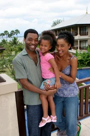 Endlich Ferien! Doch dann geraten Ian (Chiwetel Ejiofor, l.), seine Frau Susie (Sophie Okonedo, r.) und Tochter Martha (Jazmyn Mabaso, M.) mitten in den alles verschlingenden Tsunami ...