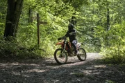 Ein Motorradfahrer braust durch den Wald und bemerkt nicht, wie er eine wichtige Spur verwischt.