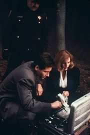 Mulder (David Duchovny, l.) und Scully (Gillian Anderson, r.) machen eine unglaubliche Entdeckung ..