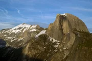 Mit knapp 2.700 Metern ist er ein Mecca für Kletterer aus aller Welt: Der Half Dome im Yosemite Valley.