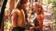 Hercules (Kevin Sorbo) erhält schlechte Nachrichten von Atalanta (Cory Everson).