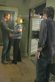 Nach alldem, was vorgefallen ist, muss J.D. (Zach Braff, r.) mit ansehen, wie Elliot (Sarah Chalke, M.) ihren Freund Sean (Scott Foley, l.) freudig in die Arme schließt ...