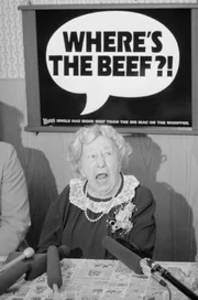 Clara Peller, Star der Wendy's-Werbung, stellt während einer Pressekonferenz ihre berühmte Frage: "Wo ist das Rindfleisch". Nummer 5 unserer Top Ten Werbespots der 80er Jahre: "Where's The Beef?