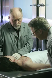 Doc Robbins (Robert David Hall, l.) und Gil Grissom (William Petersen) untersuchen die Leiche einer der beiden Zwillingsschwestern, die zeitgleich tot aufgefunden wurden.