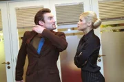 Richard (Karim Köster, l.) verbietet Sabrina (Nina-Friederike Gnädig, r.) den Umgang mit Jürgen. Als deren ganzer Frust aus ihr herausbricht, bringt er sie mit einem Schlag ins Gesicht zum Schweigen.