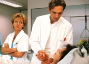 Dr. Robert Schmidt (Walter Sittler) weiss seinen Charme bei den weiblichen Patienten einzusetzen, was Nikola (Mariele Millowitsch) nicht immer gefällt.