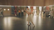 Lena (Jessica Lord) soll mit Max (Rory J. Saper) in dem Ballettstück "La Fee" tanzen. Doch in den Proben versagt sie kläglich.
