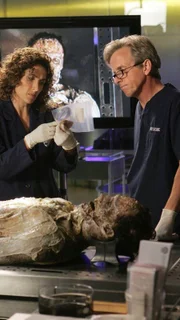 Eine Autopsie enthüllt Detective Stella Bonasera (Melina Kanakaredes) und Dr. Sid Hammerback (Robert Joy), dass der Tod des Tauchlehrers kein Unfall war.