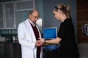 Dr. Aaron Glassman (Richard Schiff) und Dr. Morgan Reznick (Fiona Gubelmann)
