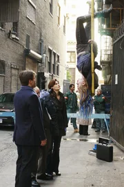 Am Tatort bietet sich Richard Castle (Nathan Fillion, l.), M.E. Sidney Perlmutter (Arye Gross, 2.v.l.) und Kate Beckett (Stana Katic, 2.v.r.) ein Bild des Grauens. Die Sängerin Hayley Blue (Brianna Haynes, r.) wurde brutal ermordet.
