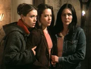 Phoebe (Alyssa Milano, l.), Piper (Holly Marie Combs, M.) und Prue (Shannen Doherty, r.) hoffen, einen gefährlichen Dämon unschädlich machen zu können ...