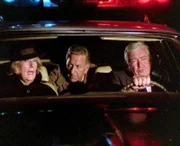 Hellseherin Edith Jordan (Kim Stanley) hilft Quincy (Jack Klugman, M.) und Lt. Monahan (Garry Walberg) bei deren Ermittlungen.