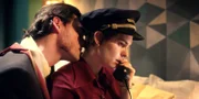 Ludwig (Hans Gurbig) verführt Johanna (Vanessa Loibl) abends in ihrem Hotelzimmer, während diese einen Anruf von Jack kriegt.  +++