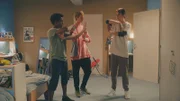 Dash (l. Hiran Abeysekera), Jeff (M. Castle Rock Peters) und Max (r. Rory J. Saper) probieren neue Bewegungen für ihre Hip-Hop-Tänze aus.
