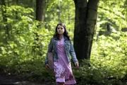 Olivia (Holly Geddert) irrt allein durch den Wald. Ist sie in Gefahr?