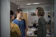 Als Simon (Tom Linnemann, mitte) Olivia (Holly Geddert, links) droht, stellt Paul (Fynn Meinert, rechts) sich mutig dazwischen.