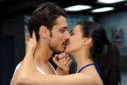 Viktoria (Rosetta Pedone) kann ihr Glück kaum fassen, als Marco (Salvatore Greco) sich auf einen Kuss mit ihr einlässt...