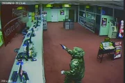 Überwachungskamera-Aufnahmen zeigen einen bewaffneten Mann, der den Laden betritt.  +++
