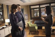 Castle (Nathan Fillion, M.) und Beckett (Stana Katic, l.) staunen nicht schlecht als plötzlich Sarah (Abigail Spencer, r.) vor ihnen steht und behauptet, sie sei mit dem Mordopfer verlobt gewesen ...