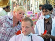 Deck-Kadett Christian und Hausdame Dodo Doppler beim Barbier in Salalah, Oman.