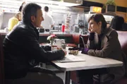 Kate (Stana Katic, r.) erzählt ihrem Vater Jim (Scott Paulin, l.), dass sie eine neue Spur des Mörders ihrer Mutter verfolgt...